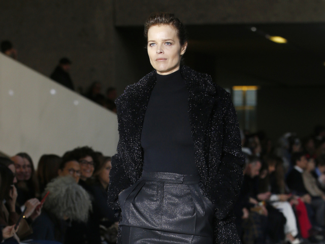 Modelka Eva Herzigová na prehliadke Max Mara v Miláne. 