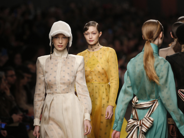 Topmodelky (zľava) Bella Hadid a Gigi Hadid počas prehliadky značky Fendi, poslednej autorskej kolekcie zosnulého dizajnéra Karla Lagerfelda.