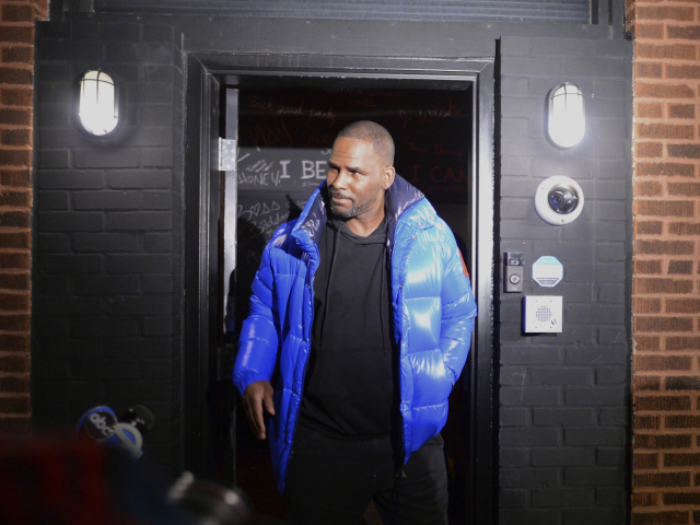 Hudobník R. Kelly na odchode z nahrávacieho štúdia v Chicagu po tom, čo si pre neho prišla polícia.
