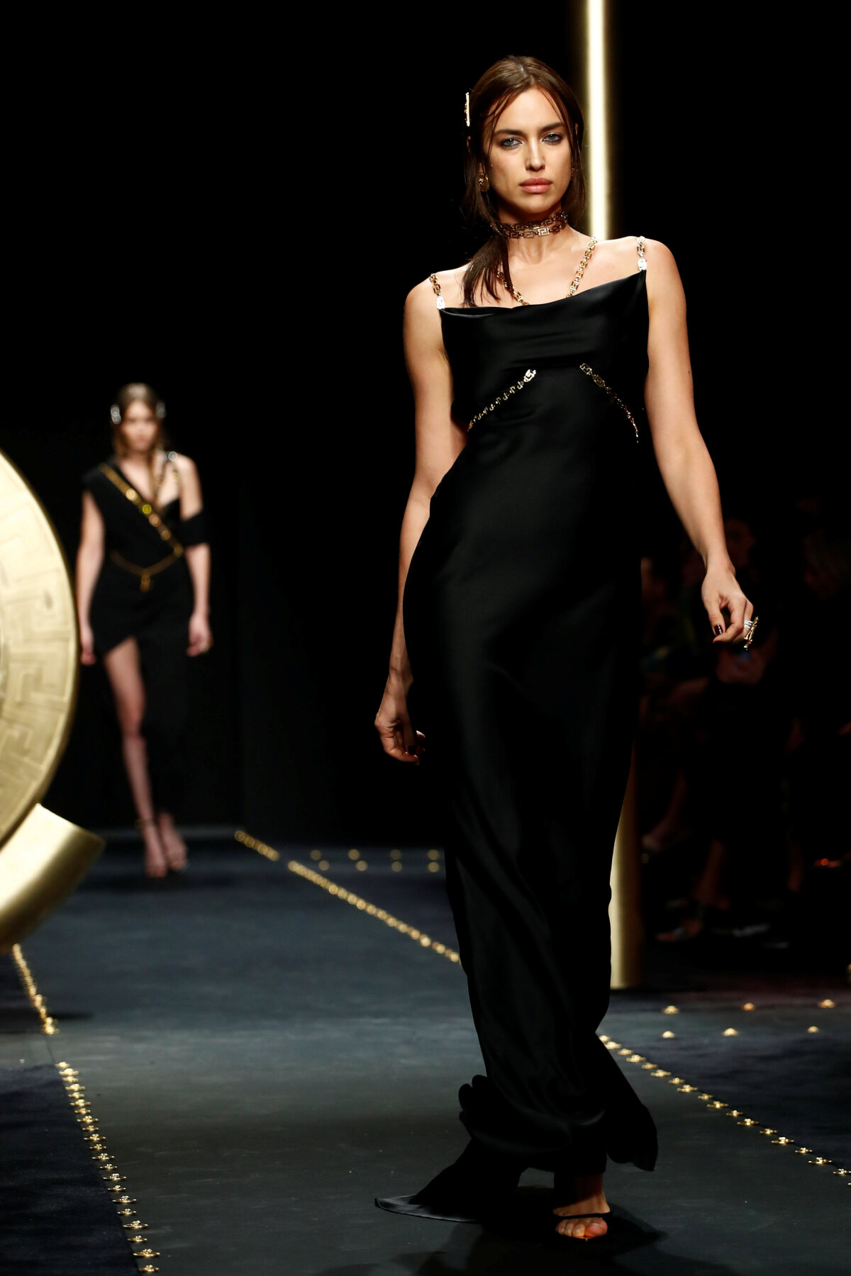 Modelka Irina Shayk nechýbala na prehliadke Versace v Miláne.