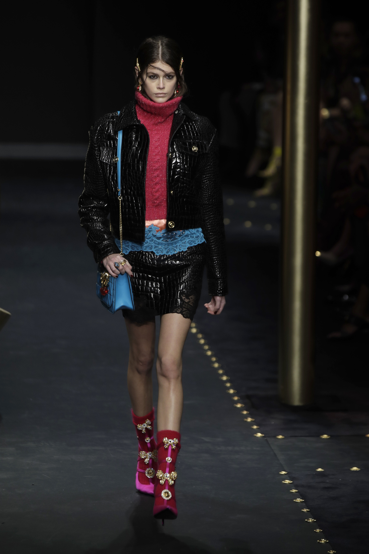 Modelka Kaia Gerber na prehliadke značky Versace v Miláne v Taliansku.