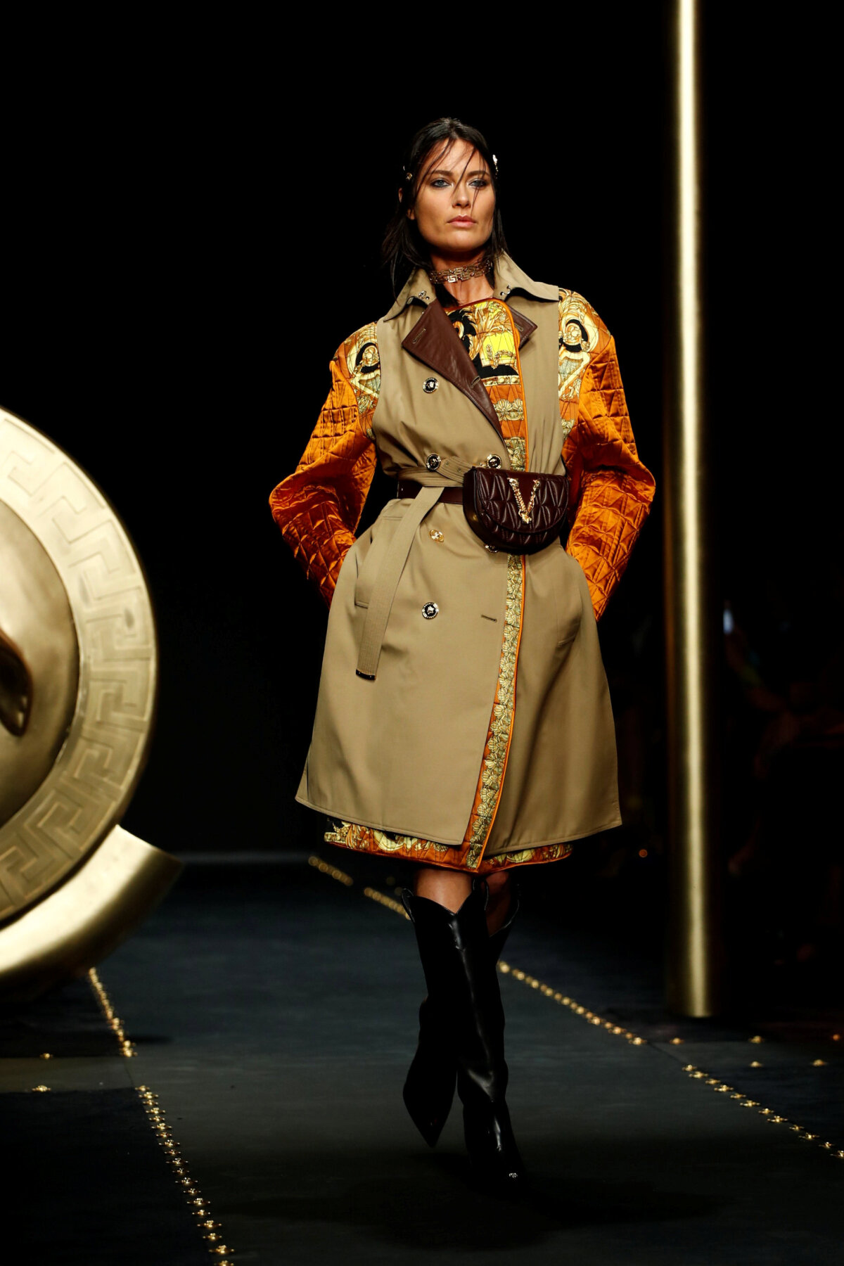 Niekdajšia topmodelka Shalom Harlow na prehliadke Versace v Miláne. 