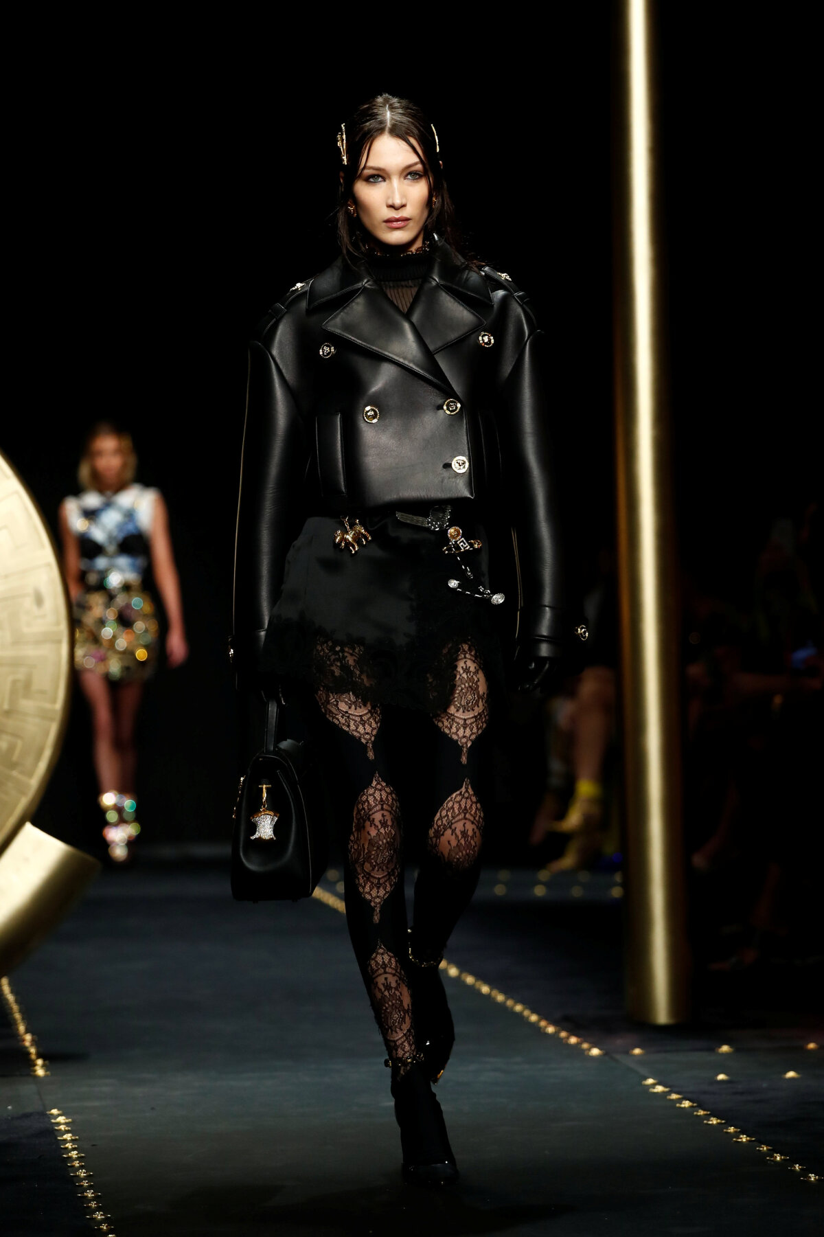 Topmodelka Bella Hadid na prehliadke značky Versace v kolekcii Jeseň/Zima 2019.