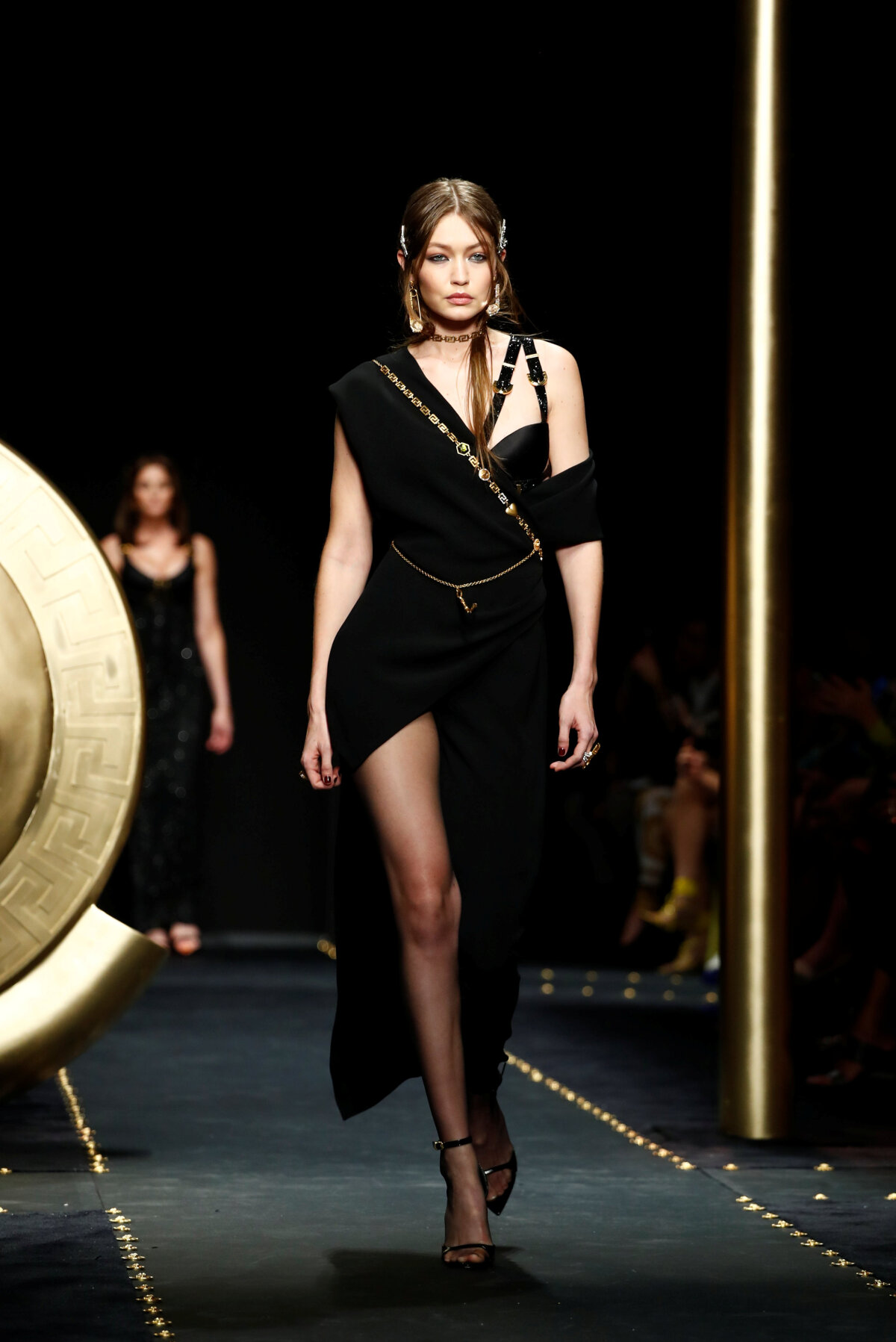 Topmodelka Gigi Hadid na prehliadke značky Versace v kolekcii Jeseň/Zima 2019.
