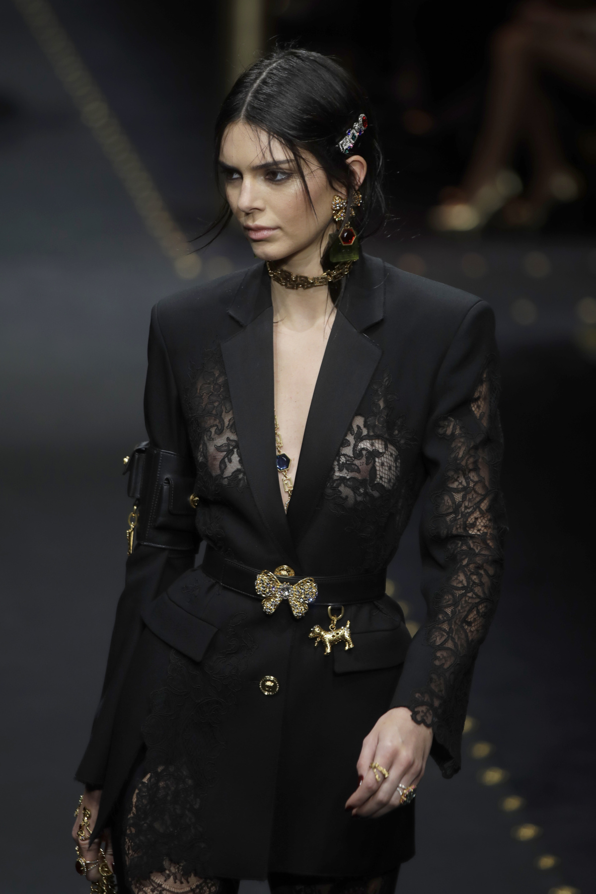 Topmodelka Kendall Jenner predviedla na prehliadke Versace odvážnu kreáciu.