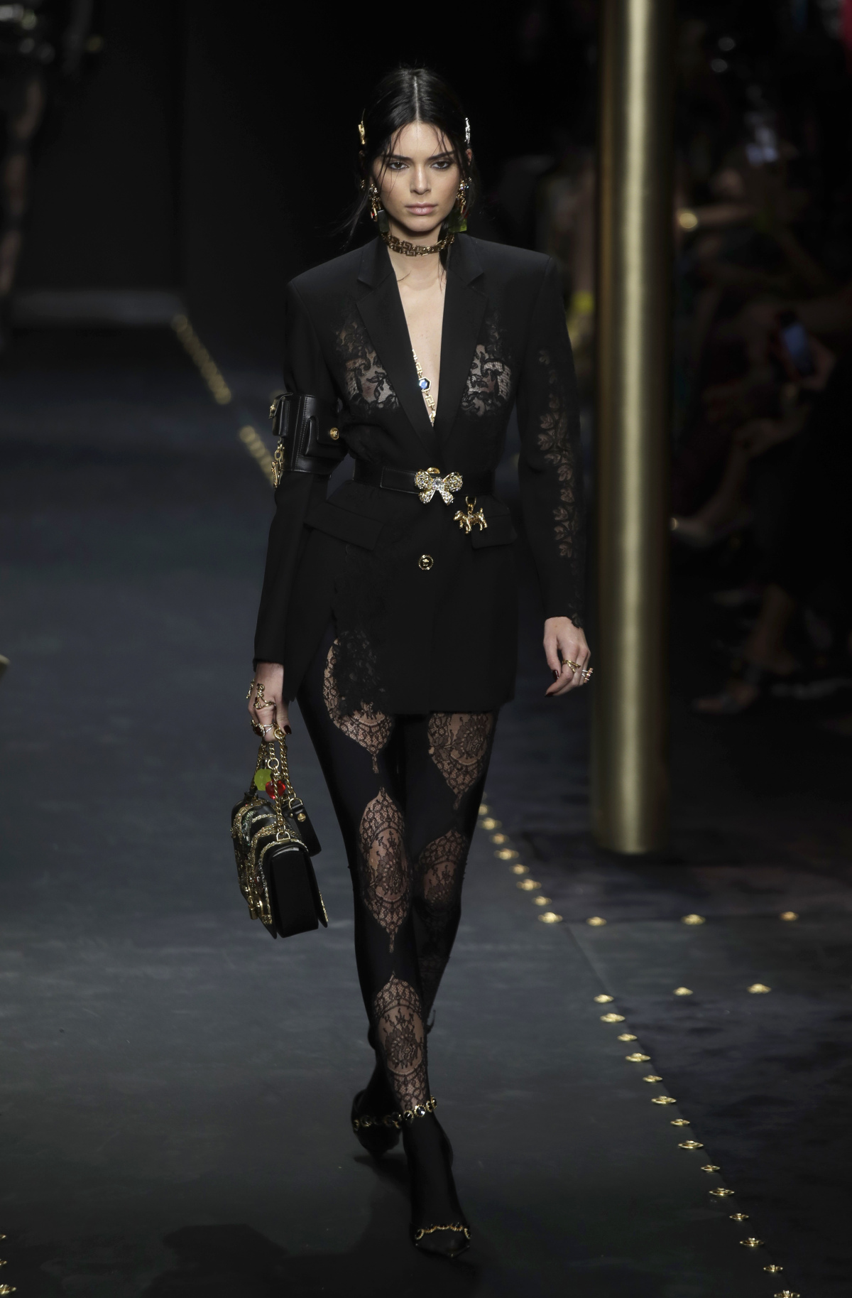 Topmodelka Kendall Jenner v kreácii Versace v Miláne.