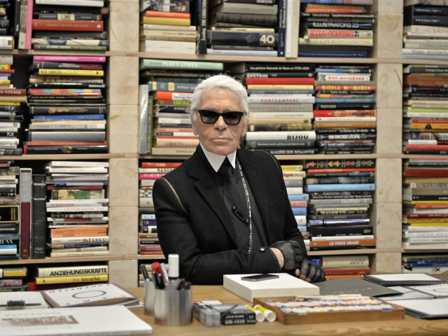 Na archívnej snímke zo 14. februára 2014 Karl Lagerfeld pózuje pred svojimi knihami v múzeu v nemeckom meste Essen. 