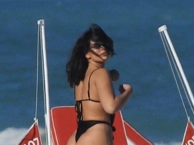 Nová priateľka rapera Meek Milla Janice na pláži v Miami pristihnutá paparazzmi.