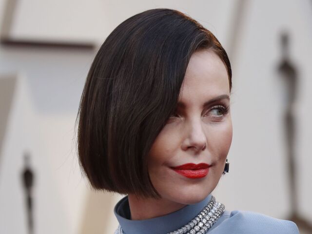 12 najlepších účesov a líčení z Oscarov - Charlize Theron