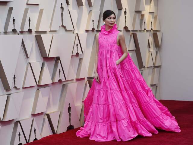 Herečka Gemma Chan v šatách Valentino Haute Couture.