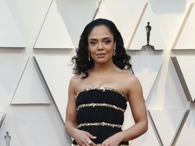 Herečka Tessa Thompson prišla v kreácii Chanel Haute Couture.
