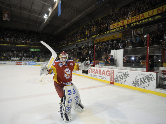 Brankár Michal Valent v drese HK Dukla Trenčín.