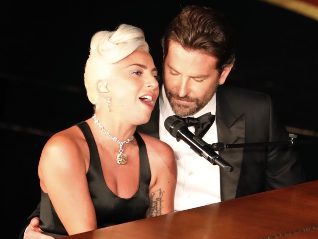 Speváčka Lady Gaga a jej kolega Bradley Cooper počas vystúpenia so skladbou Shallow na oscarovom ceremoniáli.