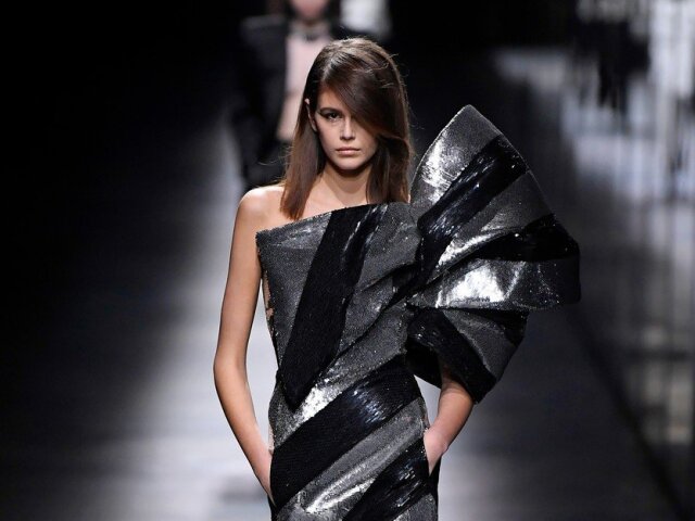 Topmodelka Kaia Gerber na prehliadke módneho domu Saint Laurent v Paríži.