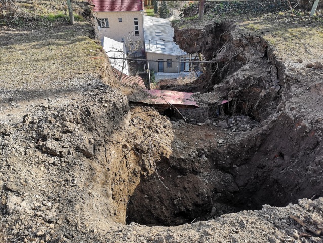 zosuv pôdy, kopec, nitra