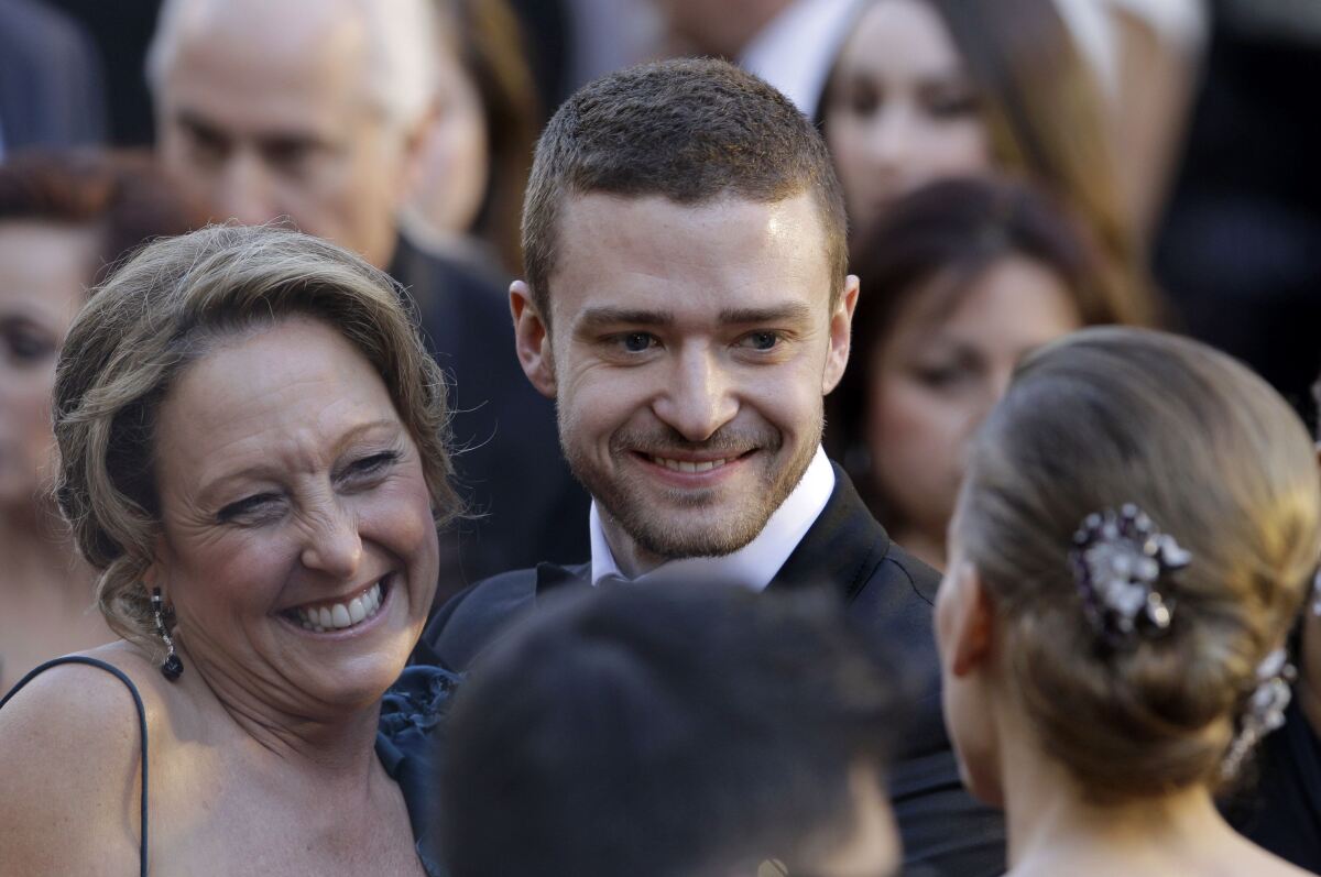 Herec a spevák Justin Timberlake na snímke s mamou Lynn Harless na 83. ročníku Oscarov v roku 2011.