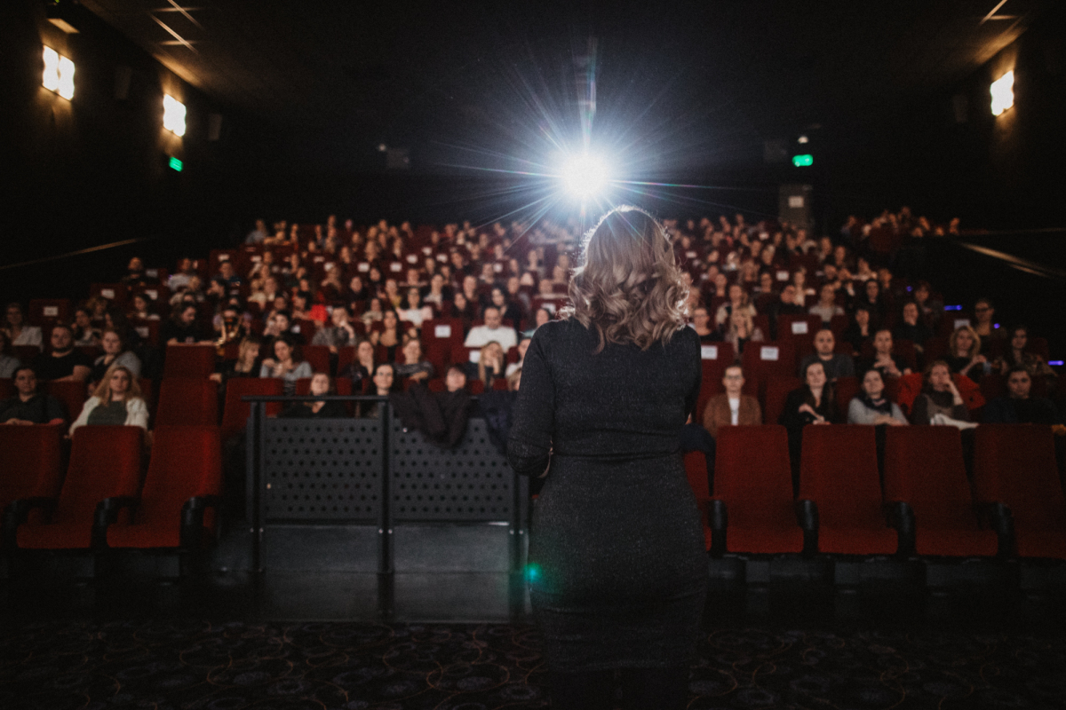 Moderátorka Katarína Brychtová sa prihovára divákom filmu Colette.