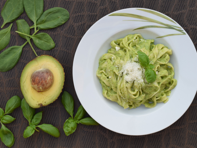 Fettuccine s krémovou omáčkou z avokáda a zo špenátu