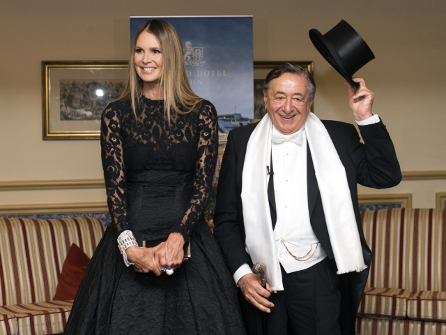 Modelka Elle McPherson (vľavo) a rakúsky biznismen Richard Lugner pózujú počas ich príchodu na tradičný Ples v opere.