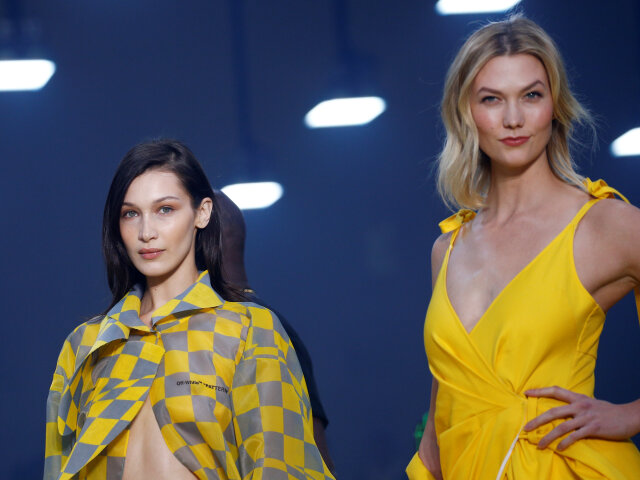 Topmodelky Bella Hadid (vľavo) a Karlie Kloss na prehliadke dizajnéra Virgila Abloha pre značku Off-White. 