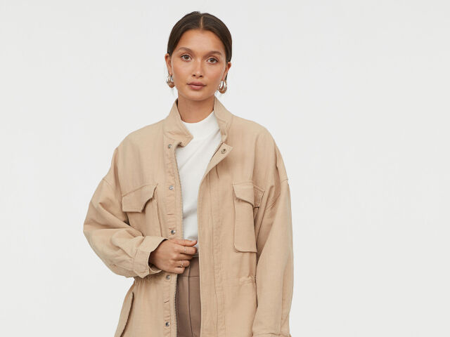 Dámska pracovná bunda v neutrálnom odtieni. Predáva H&M za 59,99 eura. 