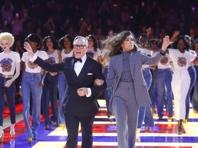 Dizajnér Tommy Hilfiger a herečka Zendaya spoločne uzavreli prehliadku Tommy Now v Paríži.