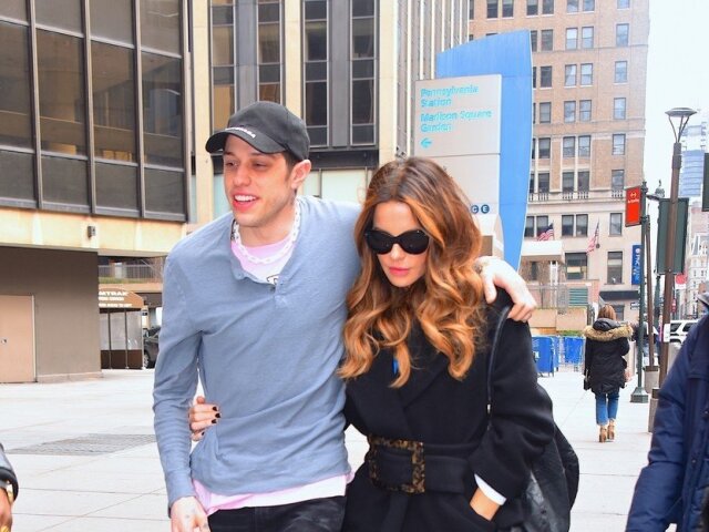 Herečka Kate Beckinsale a komik Pete Davidson na ceste do newyorskej Madison Square Garden. 