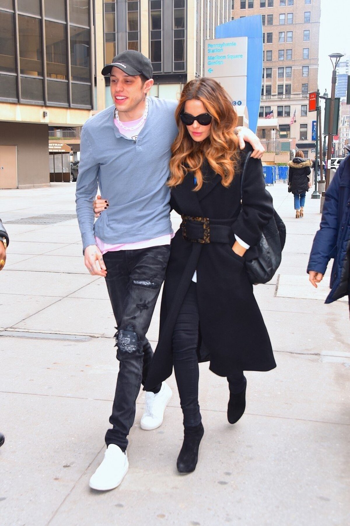 Herečka Kate Beckinsale a komik Pete Davidson na ceste do newyorskej Madison Square Garden. 