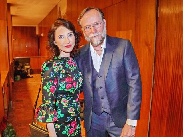 Carice van Houten a Karel Roden