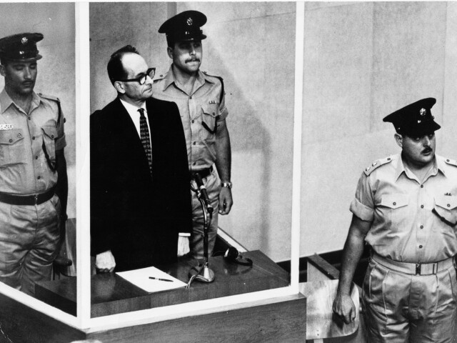 Na archívnej snímke z roku 1962 architekt holokaustu a bývalý dôstojník SS Adolf Eichmann na súde v Jeruzaleme. Eichmann z vojnového Nemecka utiekol do Argentíny, kde ho vypátral a chytil Mosad, a potom ho previezli do Izraela. Tam ho odsúdili na smrť obesením.