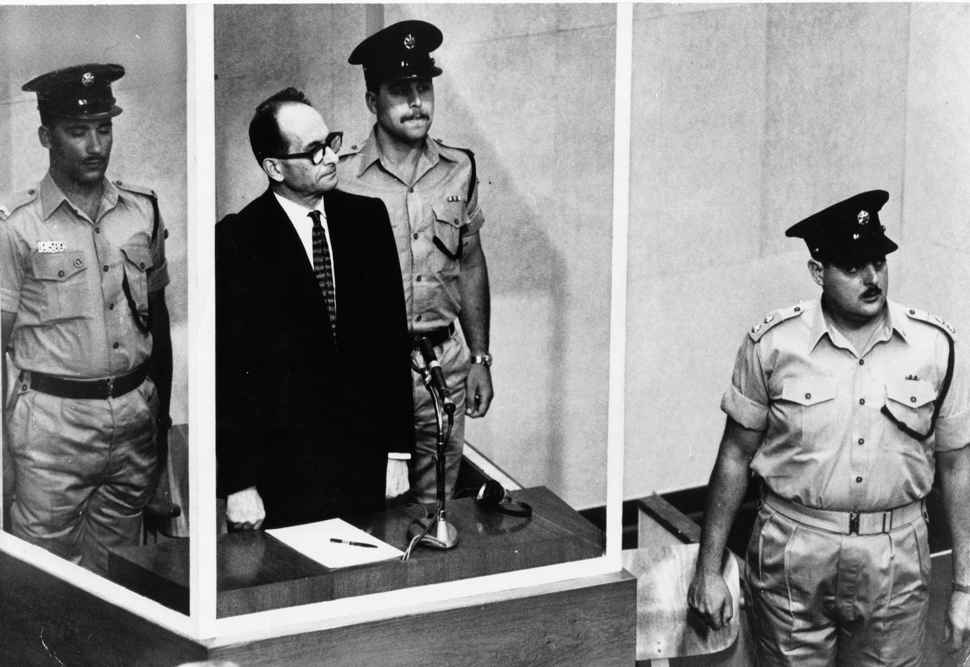 Na archívnej snímke z roku 1962 architekt holokaustu a bývalý dôstojník SS Adolf Eichmann na súde v Jeruzaleme. Eichmann z vojnového Nemecka utiekol do Argentíny, kde ho vypátral a chytil Mosad, a potom ho previezli do Izraela. Tam ho odsúdili na smrť obesením.