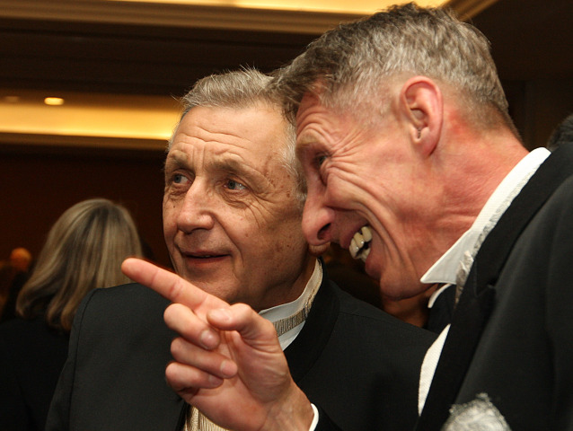 János Bán Jiří Menzel  Slnko v sieti