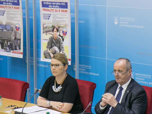 Peter Gajdoš  Andrea Urmaničová Kampaň ministerstvo obrany regrutácia vojenská služba