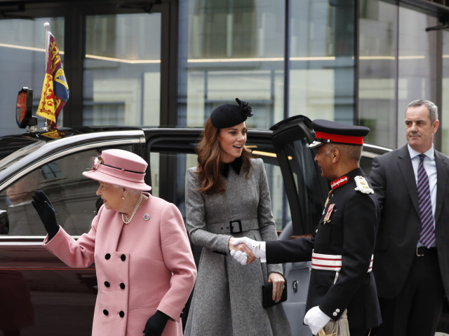 Britská kráľovná Alžbeta II. a vojvodkyňa Kate z Cambridge