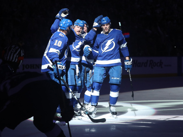 Steven Stamkos, J.T. Miller, Erik Černák