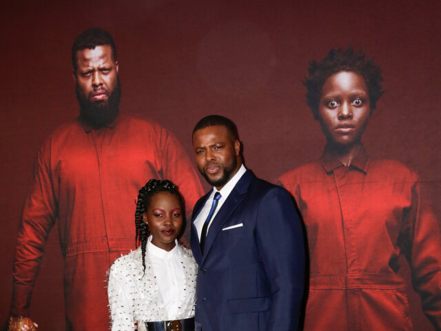 Herečka Lupita Nyong'o a jej kolega Winston Duke na premiére filmu My. 