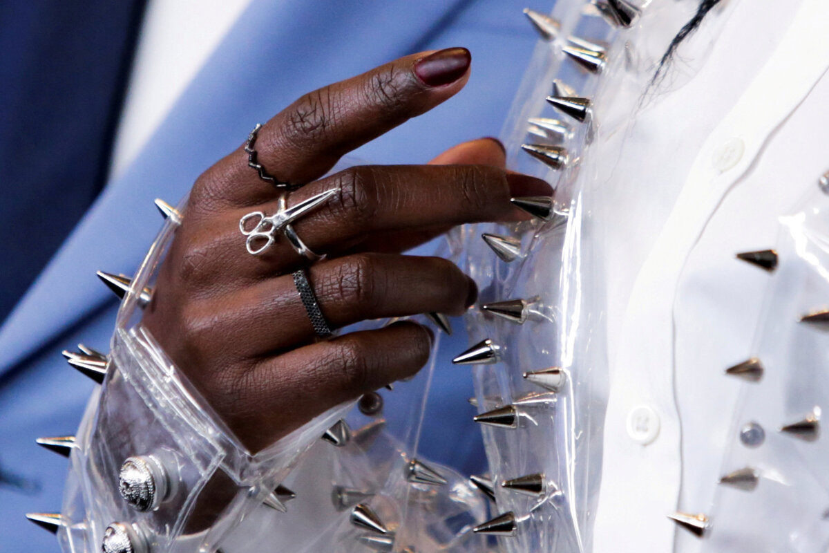 Herečka Lupita Nyong'o si na premiéru hororu Us obliekla kreáciu vybíjanú ostnatými kovovými nitmi z dielne značky Balmain. 