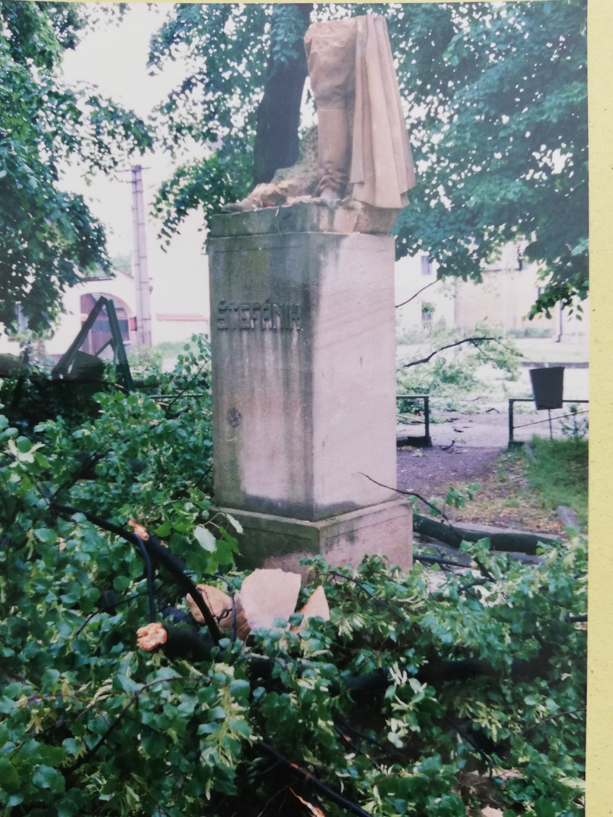 Po ničivej víchrici v roku 1998 zostal celý len podstavec.