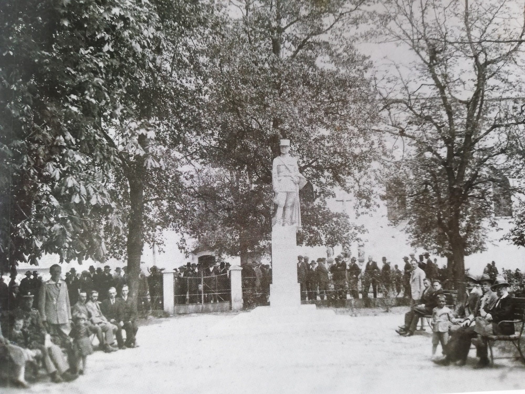 Slávnostné odhalenie v októbri 1930.