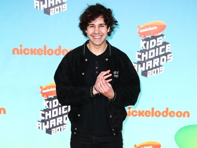 Youtuber a influencer David Dobrik pred vyhlásením cien Kids Choice Awards 2019.