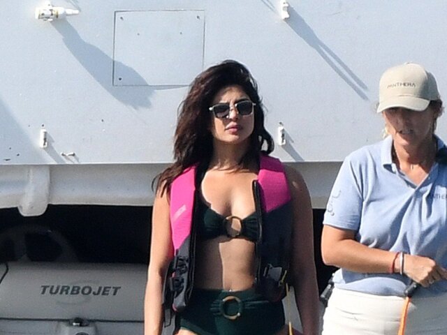 Herečka Priyanka Chopra sa predviedla na palube jachty v sexy bikinách. 
