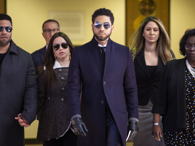 Herec Jussie Smollett (v strede) odchádza z Leighton Criminal Courthouse v meste Chicago.