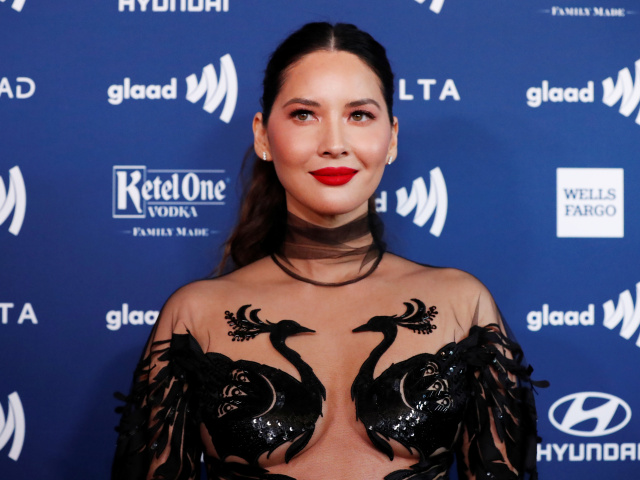 Herečka Olivia Munn v kreácii Yanina Couture.