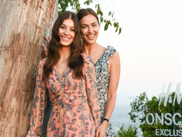 Modelky Camila Morrone (vľavo) a Irina Shayk spoločne na prezentácii exkluzívnej kolekcie udržateľnej módy. 