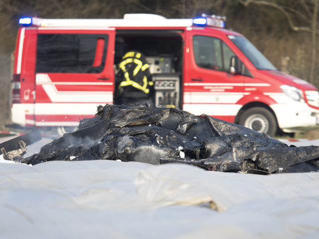 Nemecko, havária lietadla, trosky, záchranka, hasič