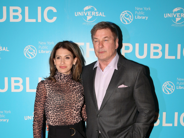 Manželia Hilaria Baldwin a Alec Baldwin na premiére novinky The Public v New Yorku.