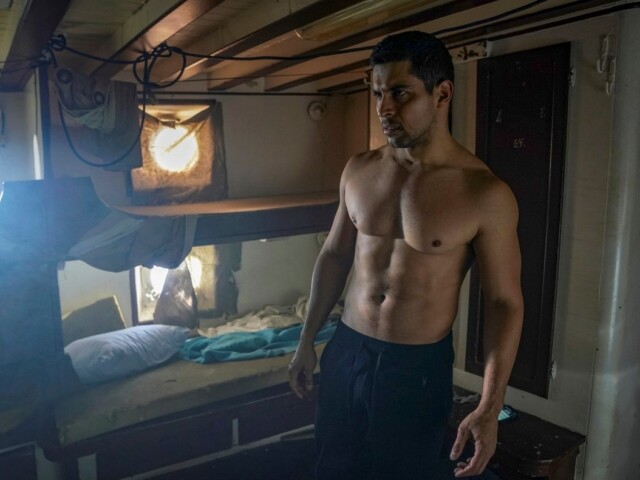 Herec Wilmer Valderrama na zábere z novej epizódy seriálu NCIS. 