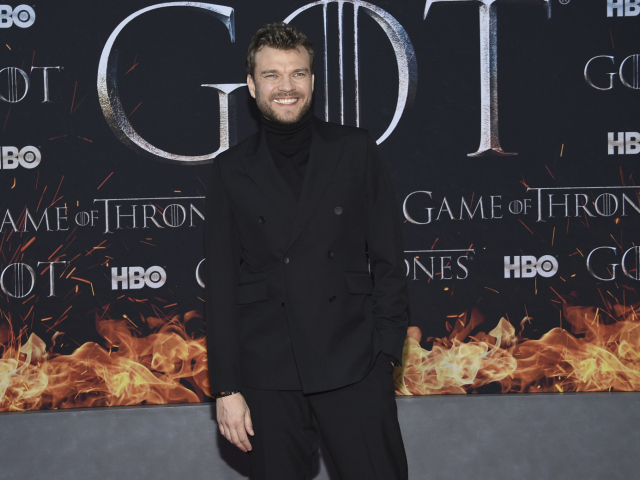 Herec Pilou Asaek na premiére filmu Hra o tróny. 