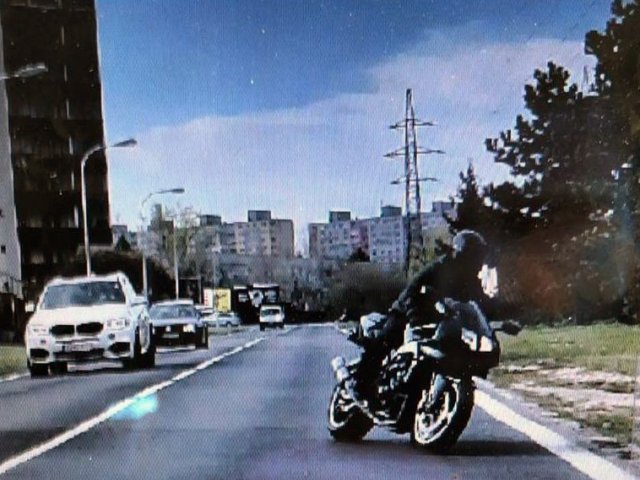 Lúpežné prepadnutie  banka lupič motorka útek bratislava
