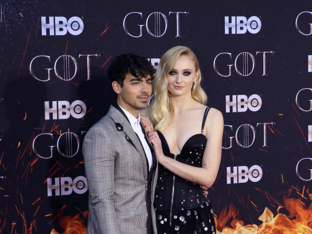 Sophie Turner a jej partner Joe Jonas na premiére. 